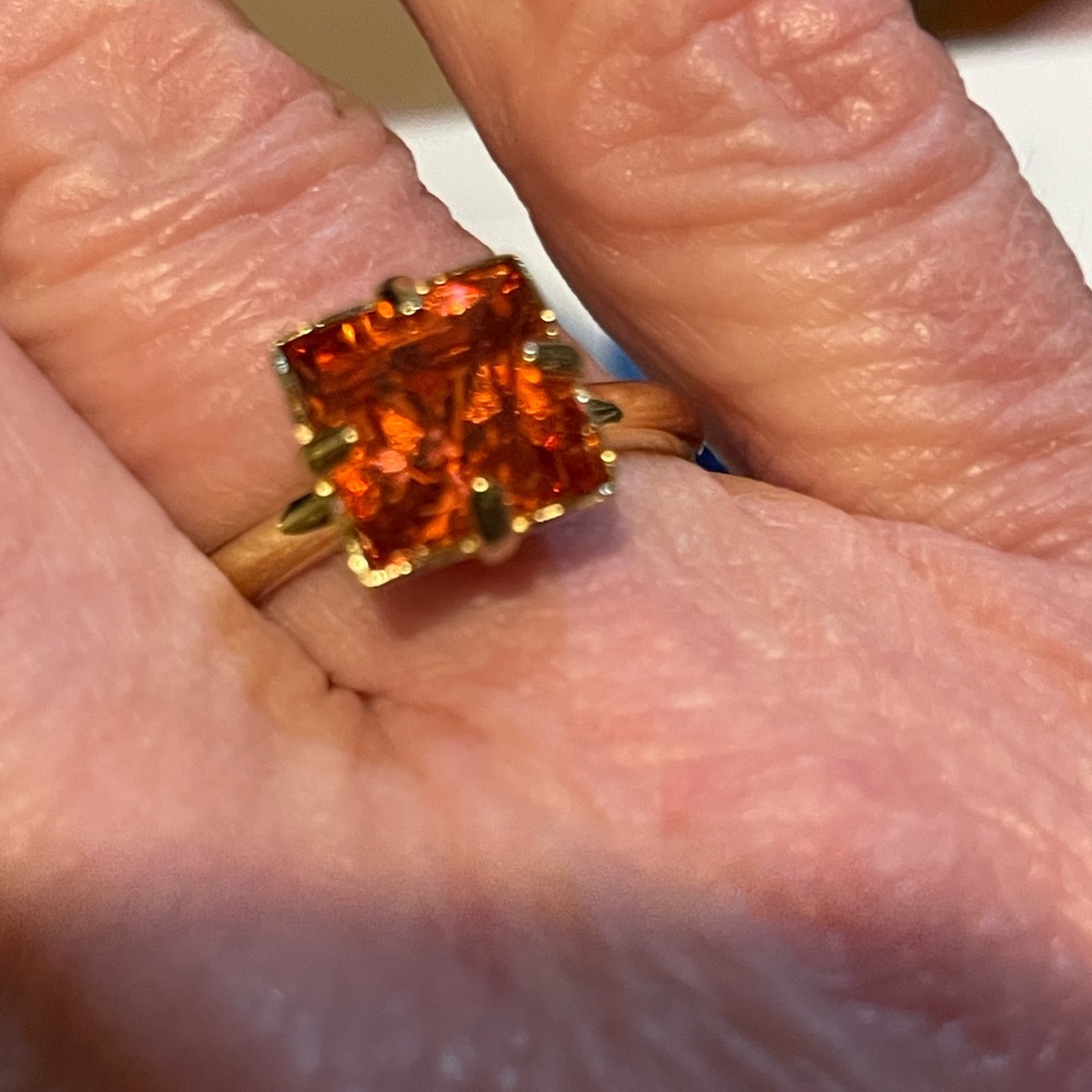 LOUIS VUITTON GOLD COSMOPOLITAN RING SIZE 7.5
EUC
COA